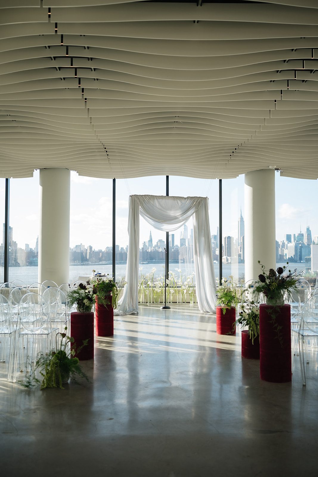 Outdoor wedding ceremony on Vesper Events' rooftop overlooking the Brooklyn and Manhattan skyline